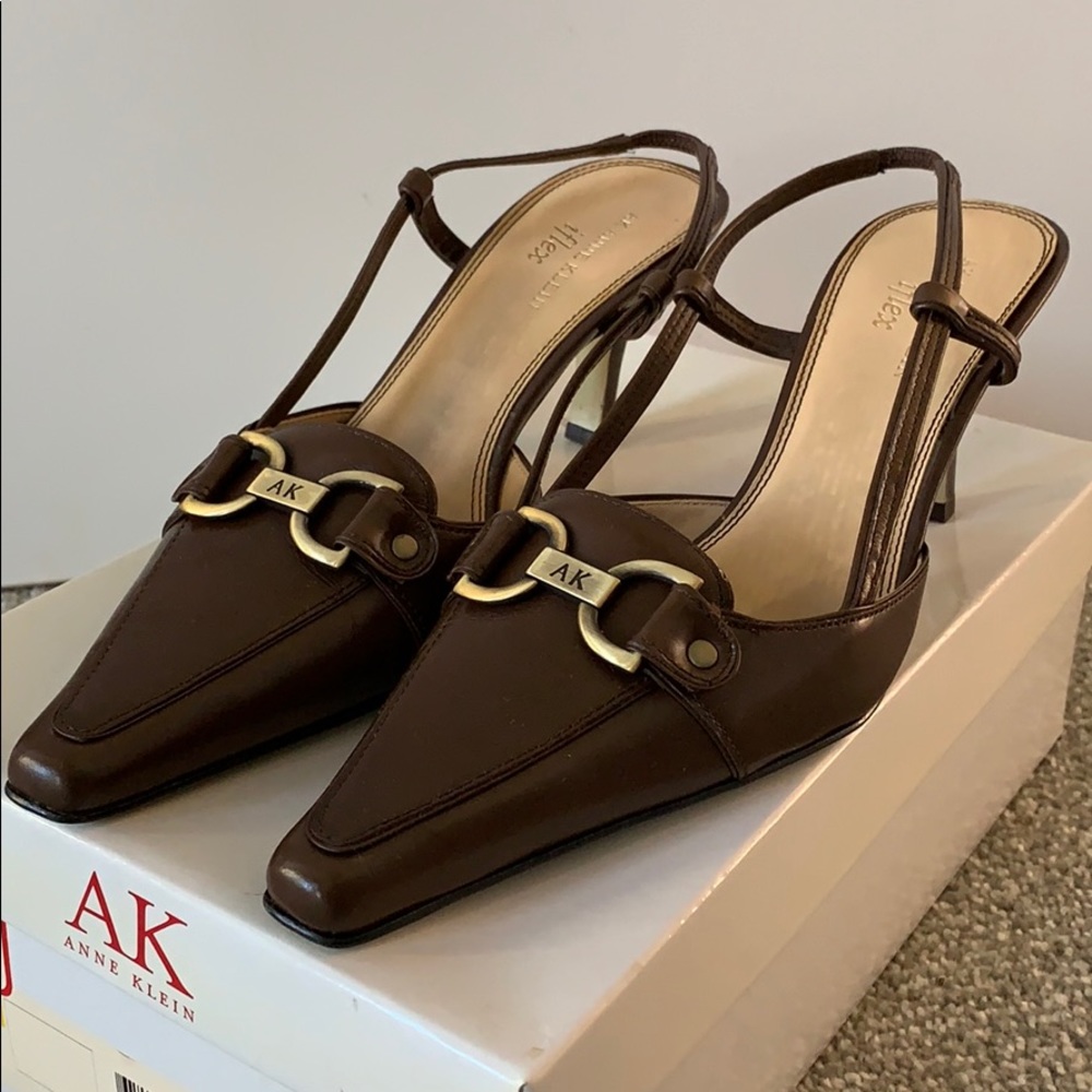 New with box Anne Klein brown leather pumps